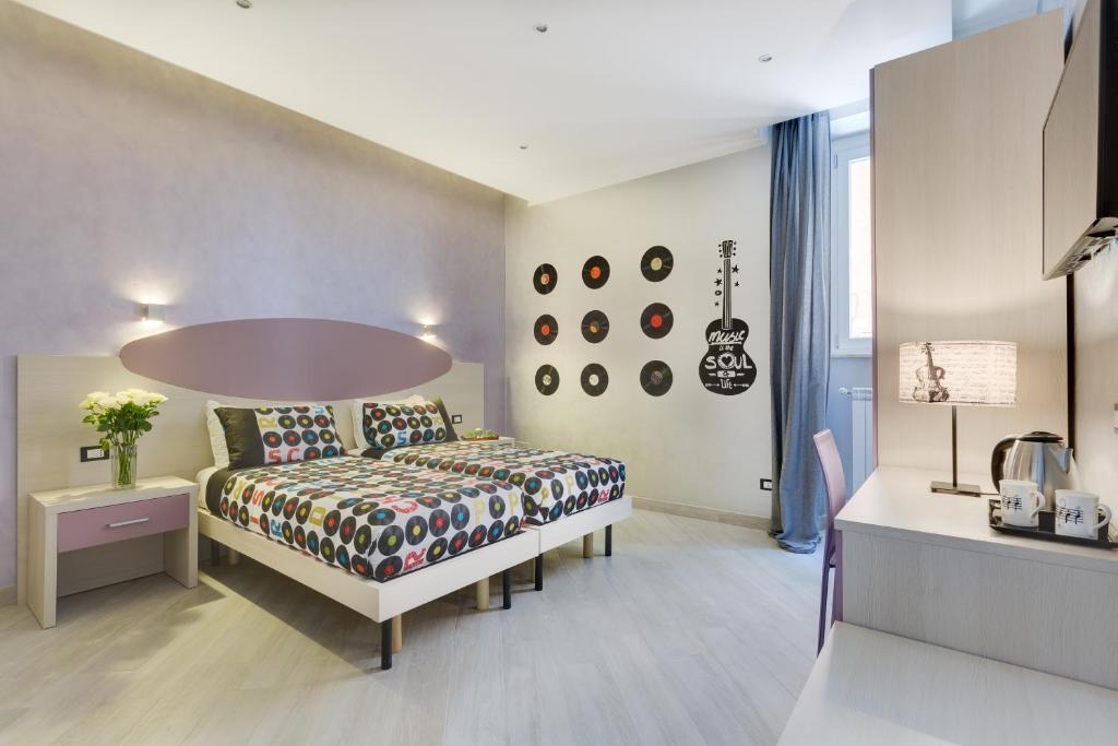 Un dormitorio con una cama y una guitarra en la pared en Excellence Suite, en Roma