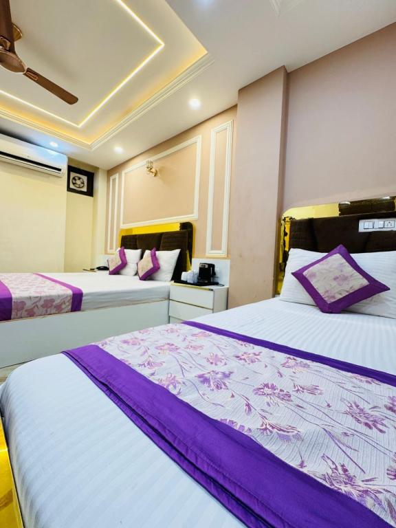 Postel nebo postele na pokoji v ubytování Hotel Samrat R Unit By Satwa Home Stay 10 Mints Walking Distance Nizamuddin Railway Station