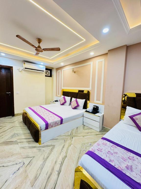 Postel nebo postele na pokoji v ubytování Hotel Samrat R Unit By Satwa Home Stay 10 Mints Walking Distance Nizamuddin Railway Station