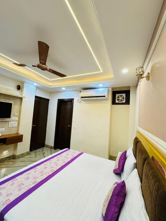 Postel nebo postele na pokoji v ubytování Hotel Samrat R Unit By Satwa Home Stay 10 Mints Walking Distance Nizamuddin Railway Station