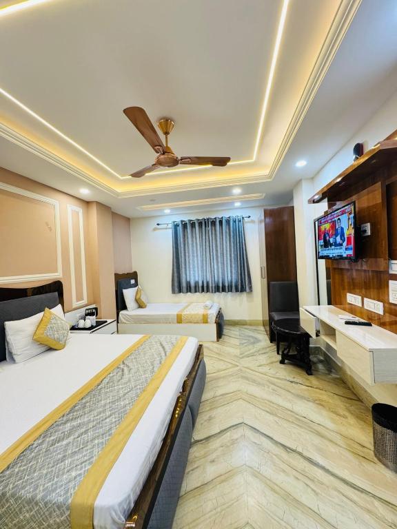 TV a/nebo společenská místnost v ubytování Hotel Samrat R Unit By Satwa Home Stay 10 Mints Walking Distance Nizamuddin Railway Station