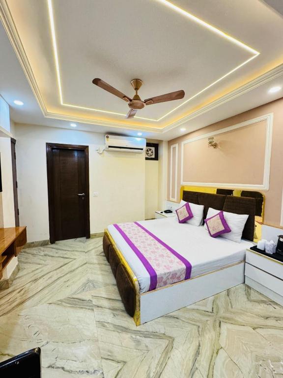 Postel nebo postele na pokoji v ubytování Hotel Samrat R Unit By Satwa Home Stay 10 Mints Walking Distance Nizamuddin Railway Station