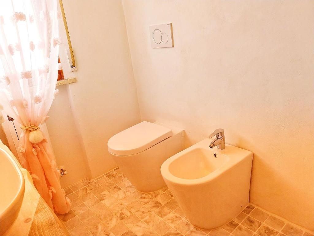 Kúpeľňa v ubytovaní Toscana Grande Appartamento in Villa con 2 camere, terrazze, giardino e posto auto privato Tutti spazi uso esclusivo