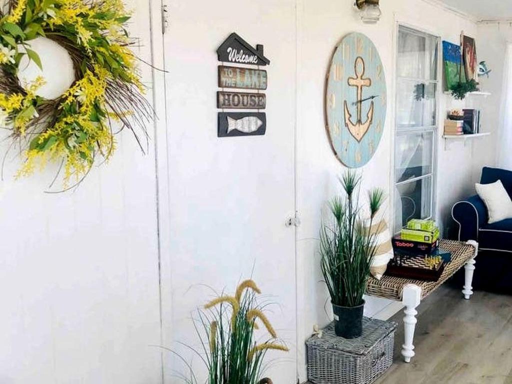 GunterCharming Lake Fork Cabin in East Texas near Dallas的墙上挂着盆栽植物的客厅