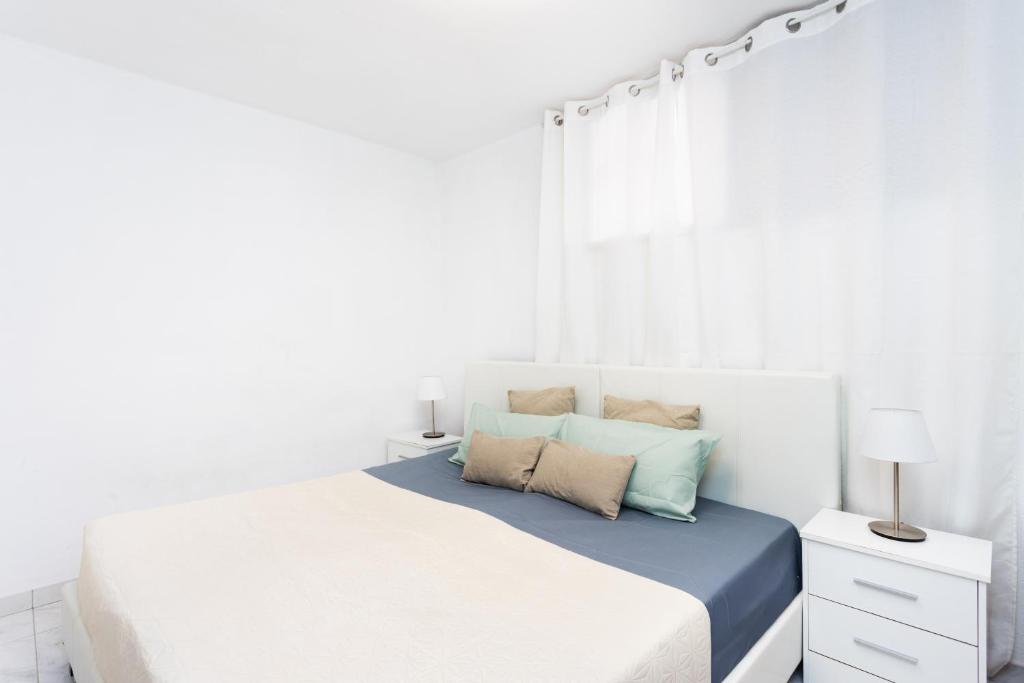 Postel nebo postele na pokoji v ubytování 3 apartments 50m from the Las Americas Promenade with heated pool