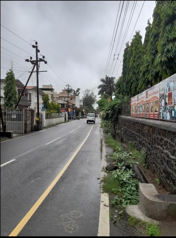 Ein Auto fährt eine Stadtstraße entlang in der Unterkunft Hotel Aramdham in Jāmb