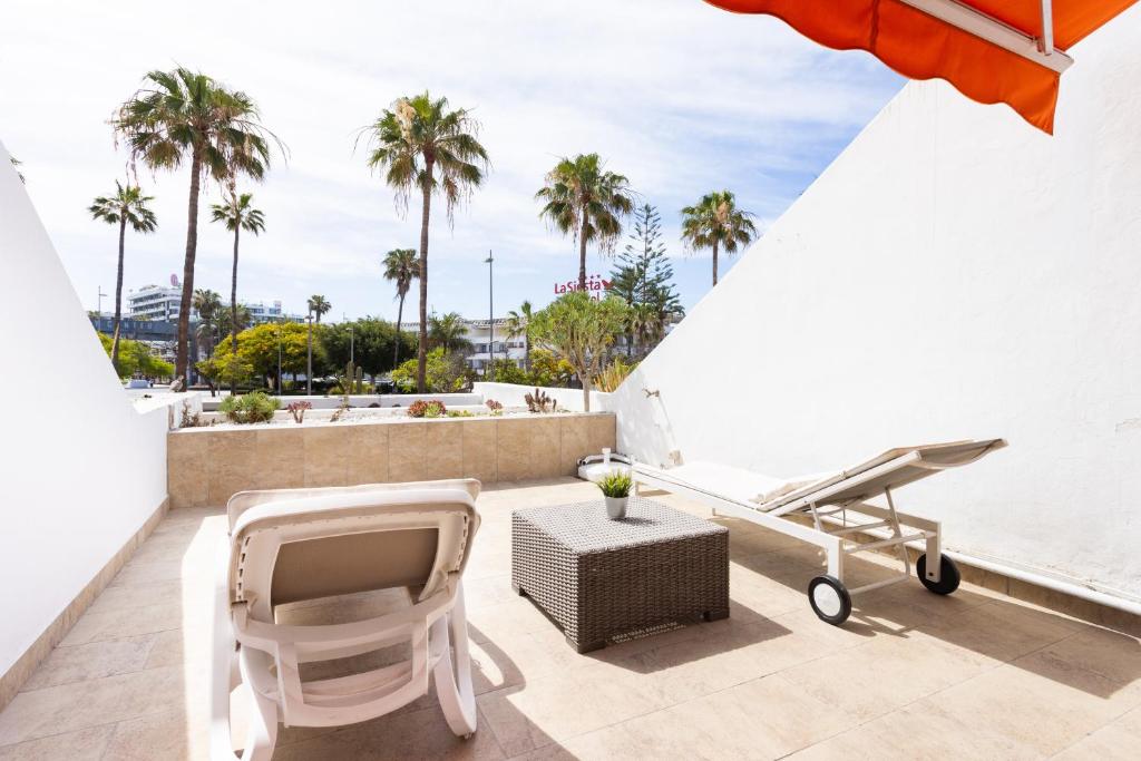 Posezení v ubytování 3 apartments 50m from the Las Americas Promenade with heated pool