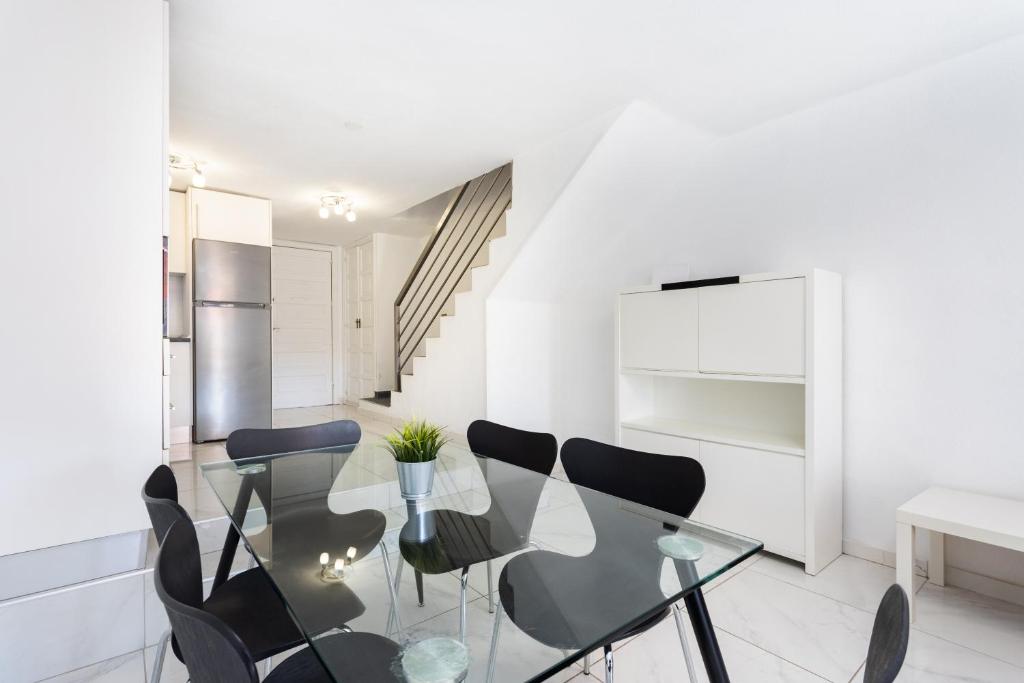 Posezení v ubytování 3 apartments 50m from the Las Americas Promenade with heated pool