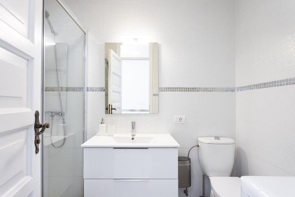 Koupelna v ubytování 3 apartments 50m from the Las Americas Promenade with heated pool