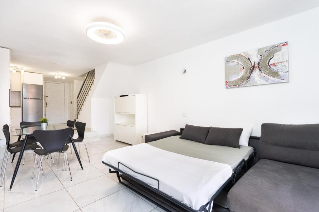 Posezení v ubytování 3 apartments 50m from the Las Americas Promenade with heated pool