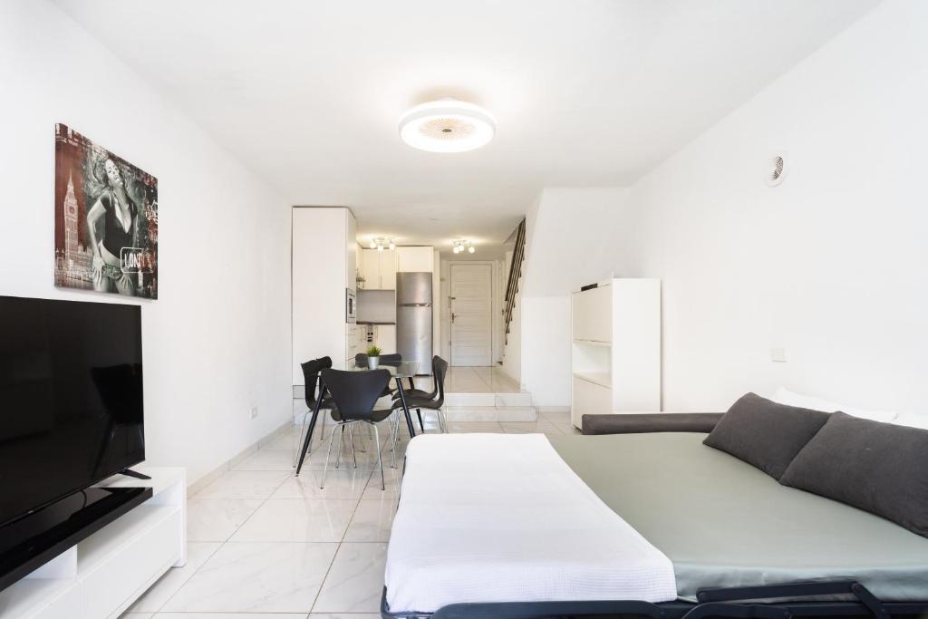 TV a/nebo společenská místnost v ubytování 3 apartments 50m from the Las Americas Promenade with heated pool