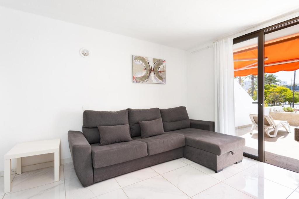 Posezení v ubytování 3 apartments 50m from the Las Americas Promenade with heated pool