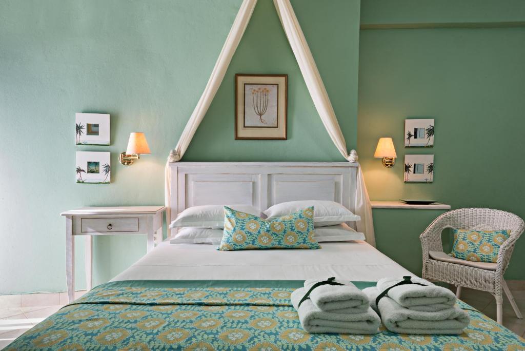 Un pat sau paturi într-o cameră la Palmina Mare Villa and Studios