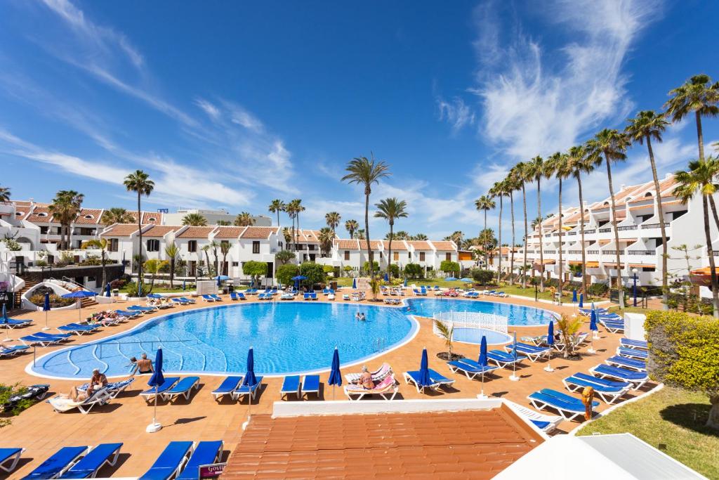 Bazén v ubytování 3 apartments 50m from the Las Americas Promenade with heated pool nebo v jeho okolí