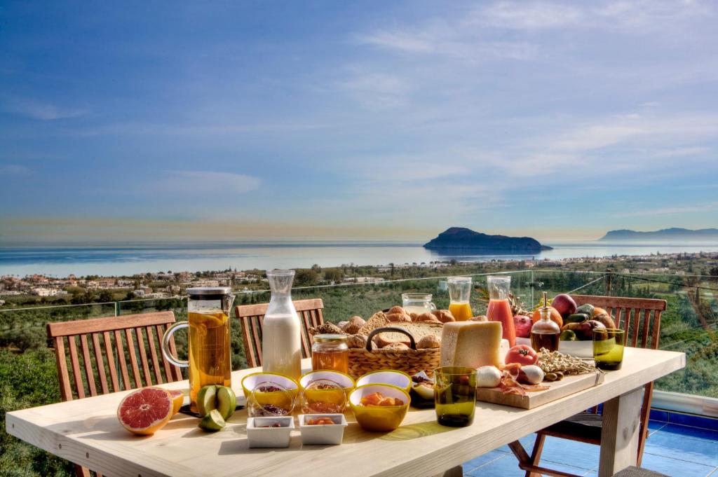 ゲラニ・シャニオンにあるVilla Emanueleの海の景色を望むテーブル