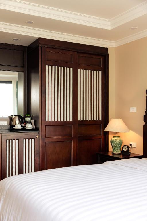 Postel nebo postele na pokoji v ubytování Lotusama Central Hanoi Hotel
