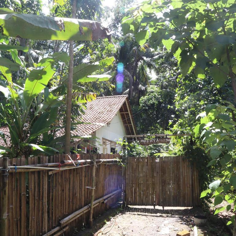 een houten hek voor een huis bij SHYA House in Batukaras