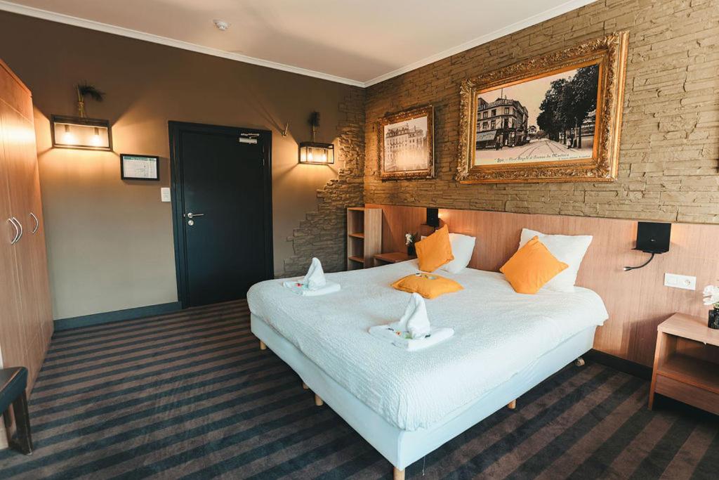 Postel nebo postele na pokoji v ubytování Le Palmarès - Brasserie & Hôtels