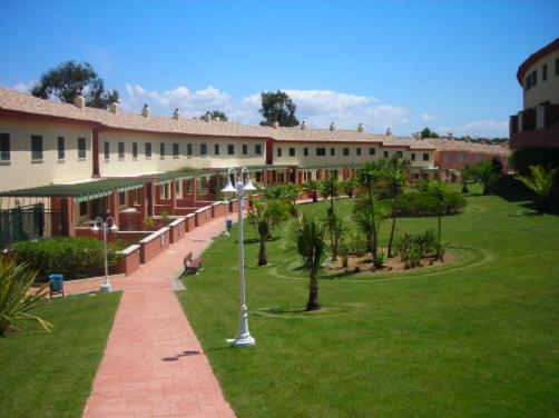 un patio con un edificio y un semáforo en Las Palmeras Golf II, en Lepe