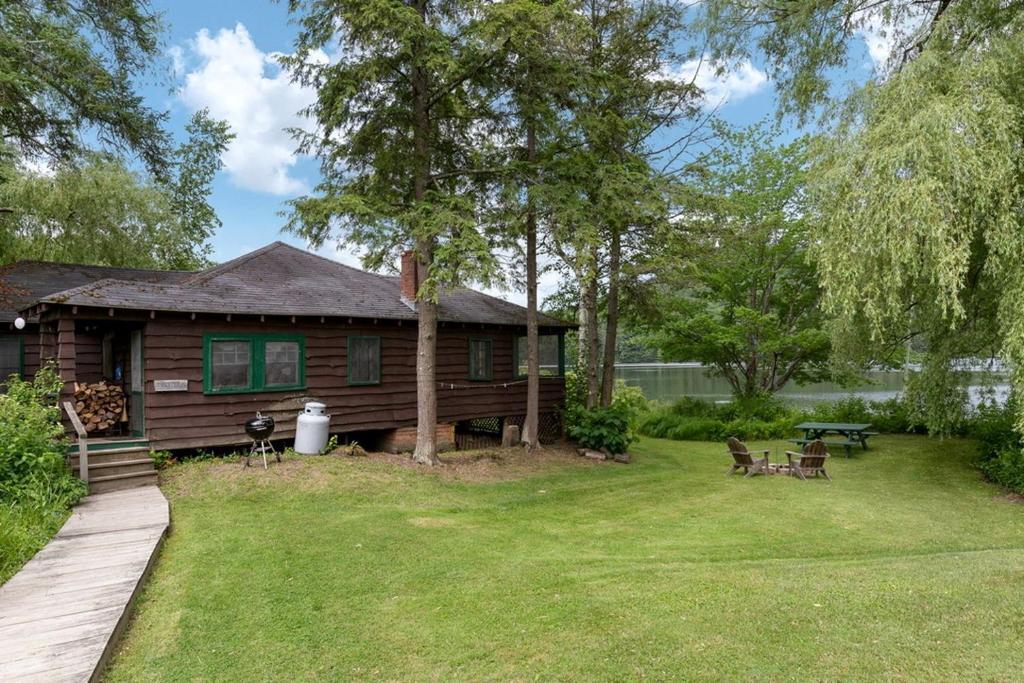 Aed väljaspool majutusasutust Six Person Cabin Rental on a Lake in the Upper Valley of New Hampshire