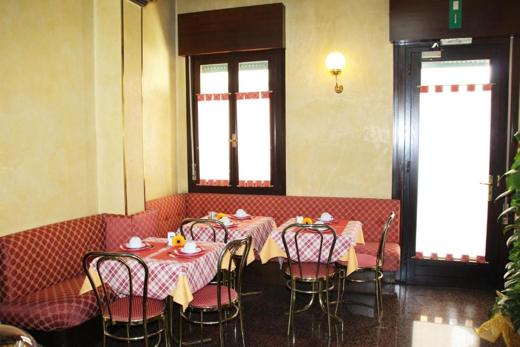 Reštaurácia alebo iné gastronomické zariadenie v ubytovaní Albergo Ristorante Leon d'Oro