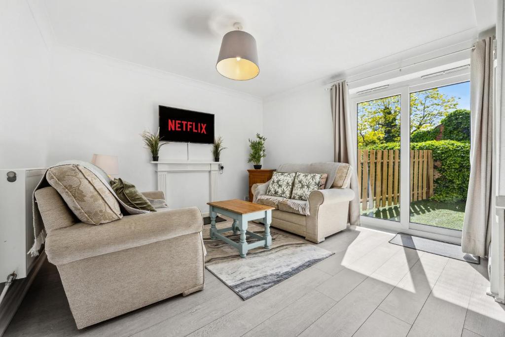 Posezení v ubytování 2BR Leamington Spa, by Clarendon Stays, FREE Parking, WiFi, Smart TV!