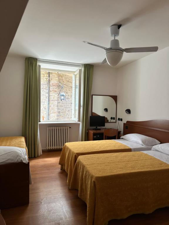 Postel nebo postele na pokoji v ubytování Hotel Roma Assisi