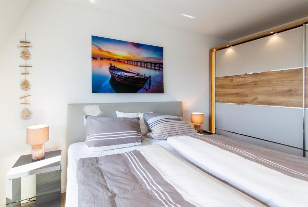 Postel nebo postele na pokoji v ubytování Ferienwohnung Windjammer