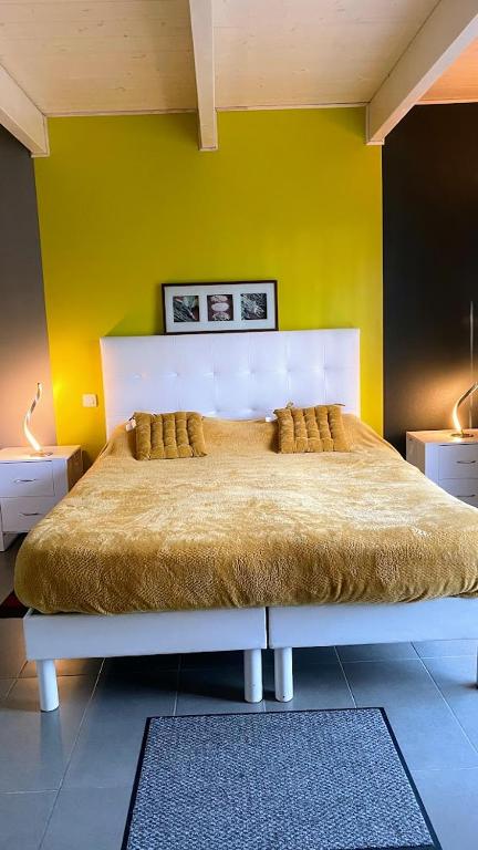 Postel nebo postele na pokoji v ubytování Chambre MELUSINE