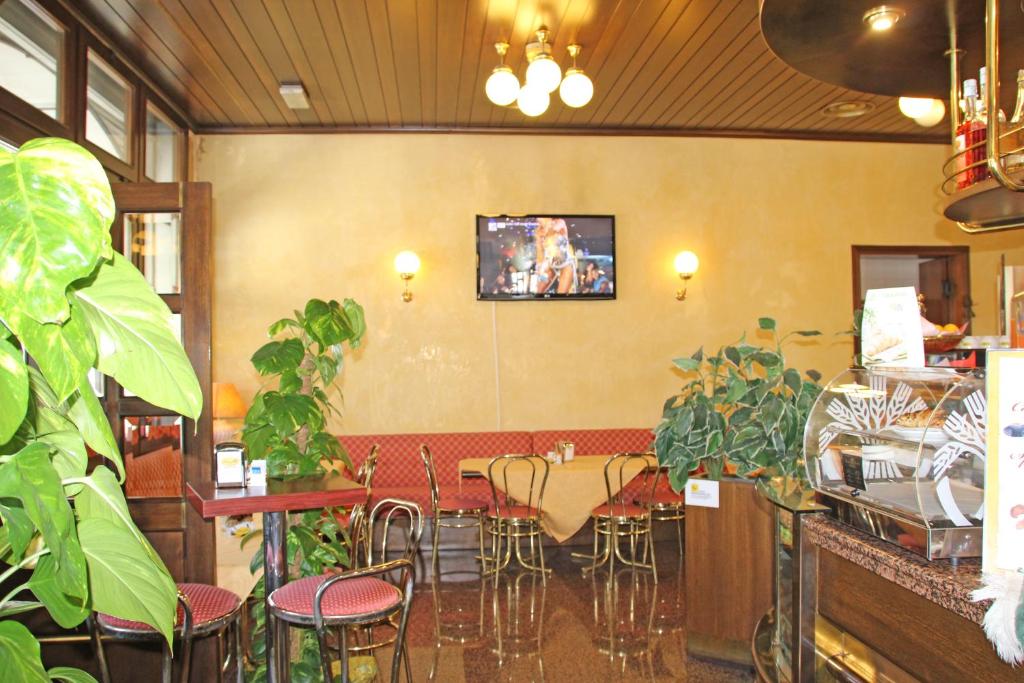 Reštaurácia alebo iné gastronomické zariadenie v ubytovaní Albergo Ristorante Leon d'Oro