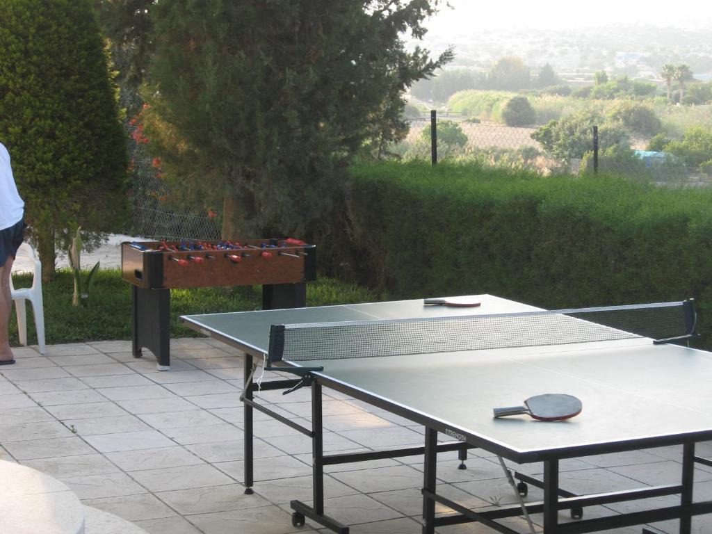 Stolní tenis v ubytování Zena Holiday Villa nebo okolí
