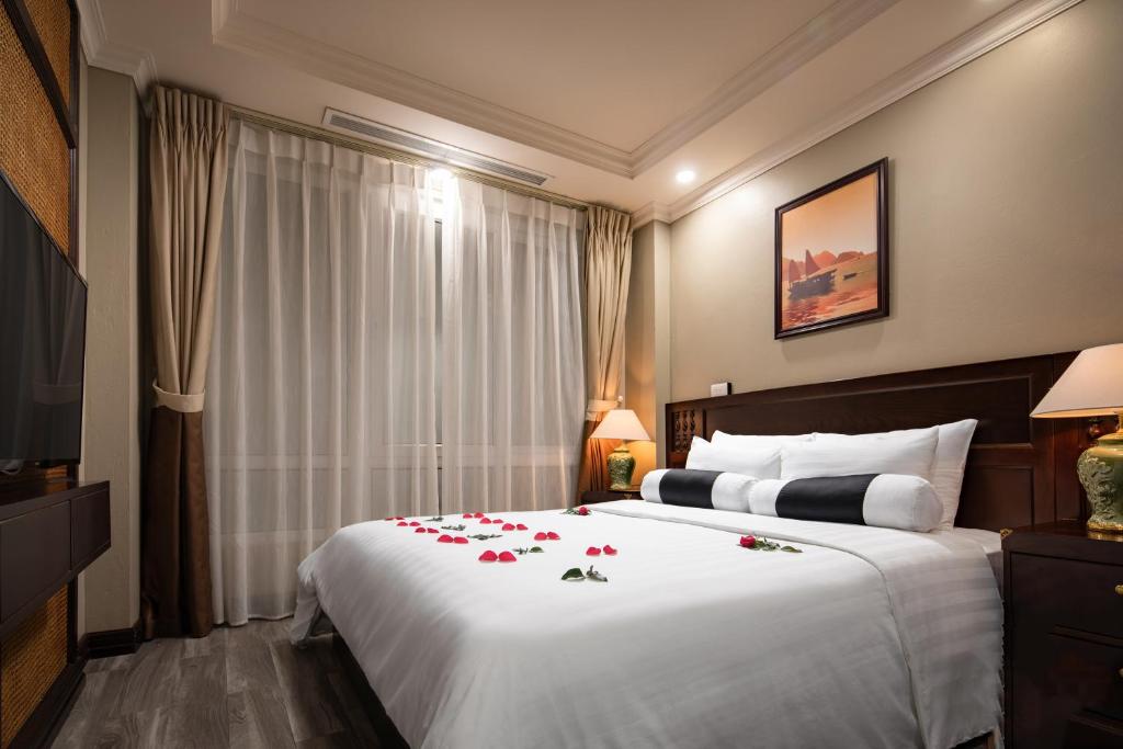 Postel nebo postele na pokoji v ubytování Lotusama Central Hanoi Hotel