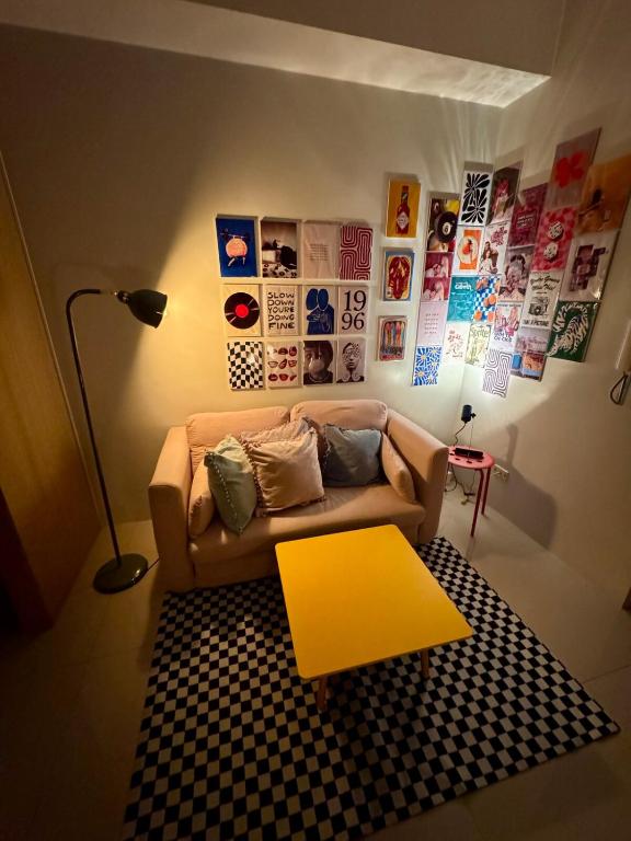 SPACIOUS RETRO UNIT at SM North Mall w Balcony and FAST WIFI
