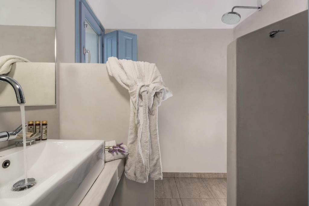 Koupelna v ubytování Apanemo Hotel & Suites