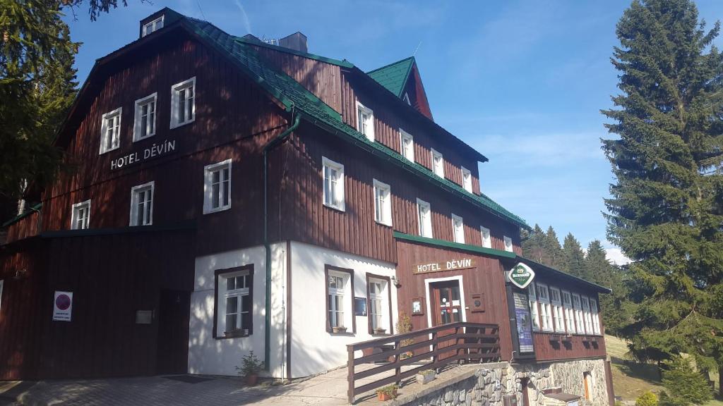 Budova, kde se hotel nachází