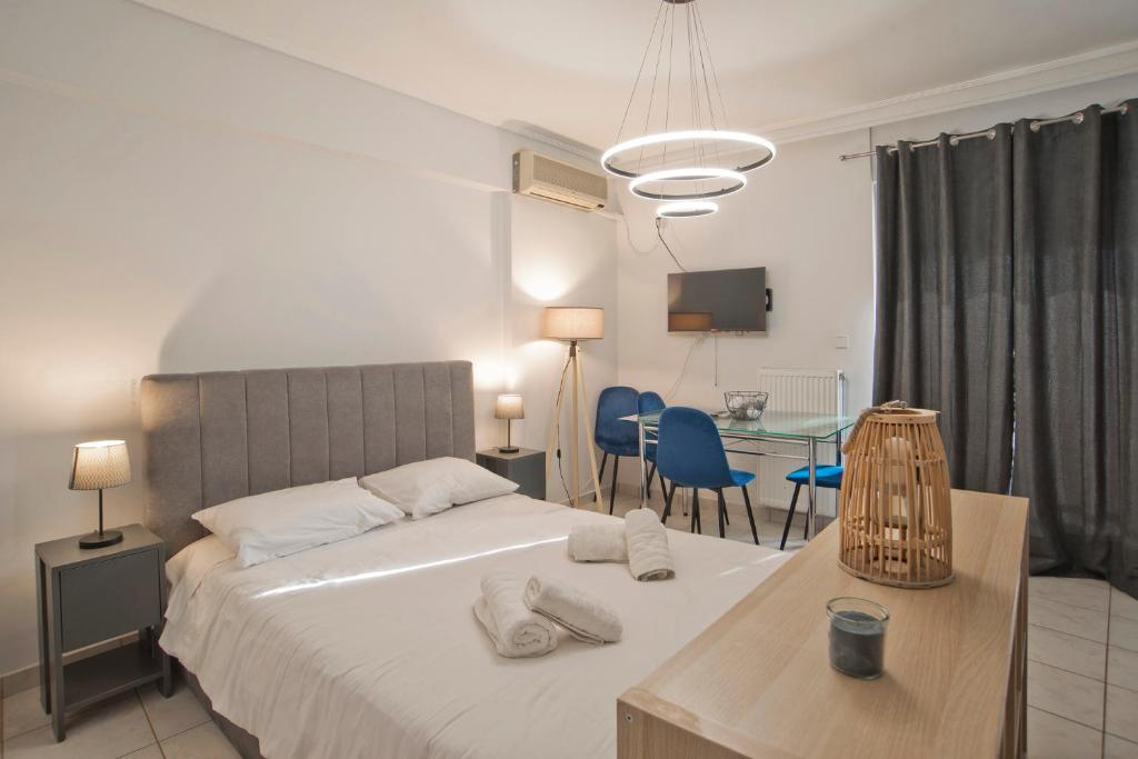 Postel nebo postele na pokoji v ubytování Ella Suite Piraeus Stylish St, Balcony & Sea View