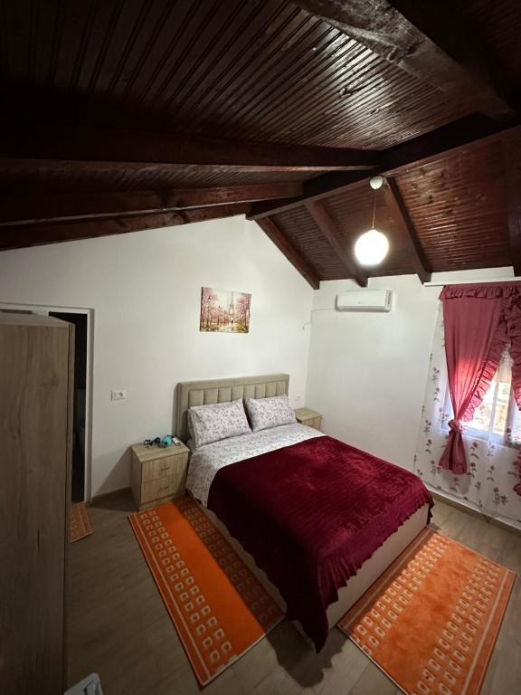 Villa Zefi Rrencc房間的床