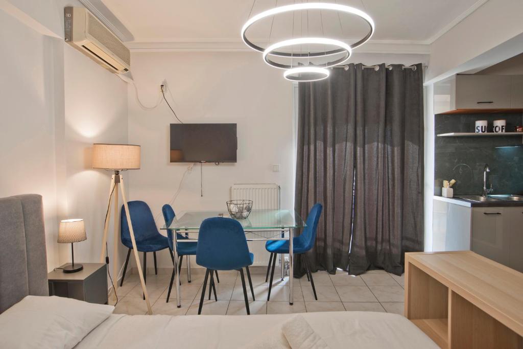 Kuchyň nebo kuchyňský kout v ubytování Ella Suite Piraeus Stylish St, Balcony & Sea View