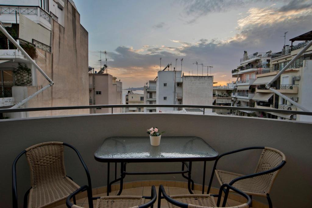 Balkón nebo terasa v ubytování Ella Suite Piraeus Stylish St, Balcony & Sea View