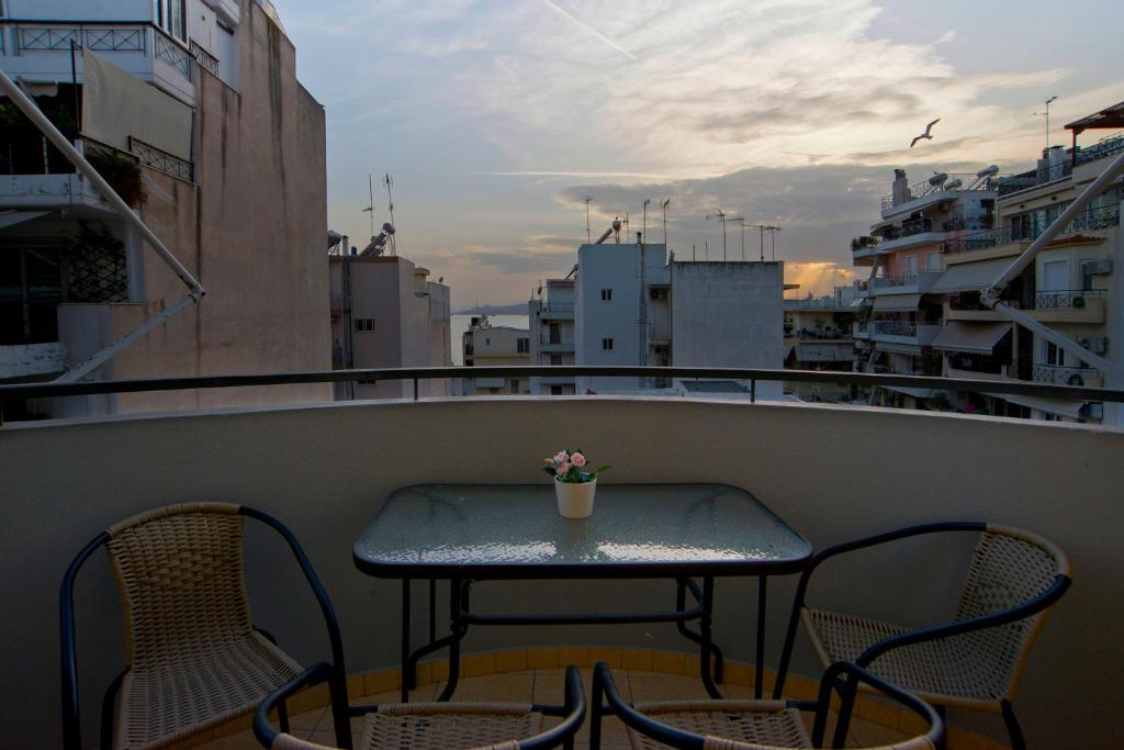 Balkón nebo terasa v ubytování Ella Suite Piraeus Stylish St, Balcony & Sea View