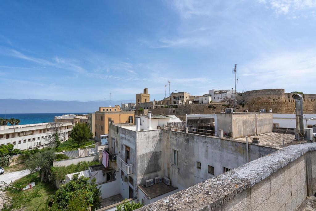 una vista de una ciudad desde un edificio en Le Torri Sul Mare, en Otranto