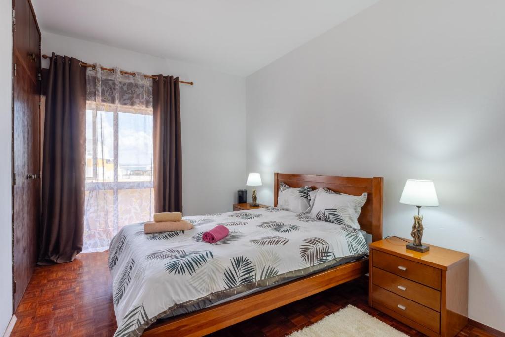 une chambre avec un grand lit et une fenêtre dans l'établissement Seaview-4-You, à Lagos