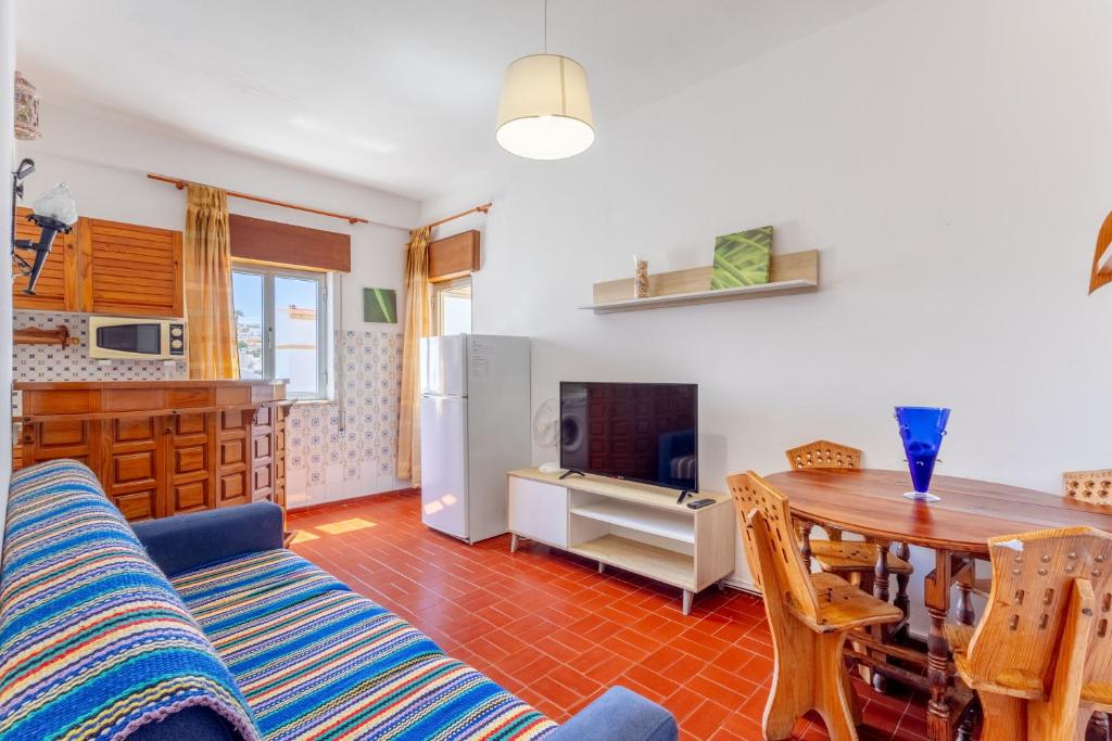 un soggiorno con un divano e un tavolo di Seaview-4-You a Lagos