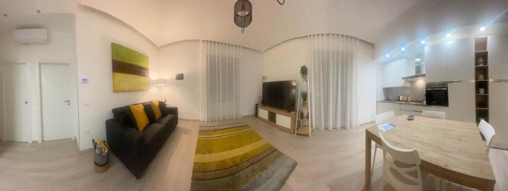 un salon avec un canapé et une télévision dans l'établissement Per Aspera Ad Astra, à Salerne