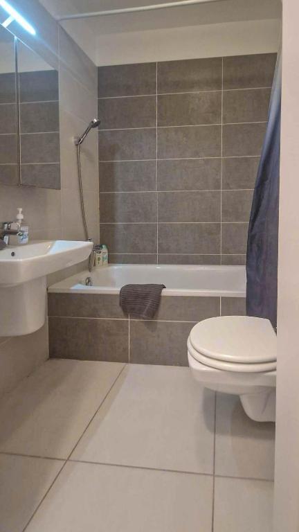 Kúpeľňa v ubytovaní Dob36 Apartment with FREE Private PARKING and BALCONY