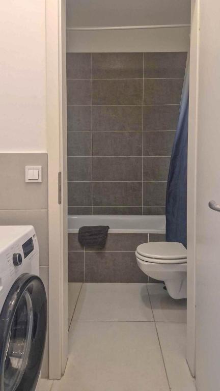 Kúpeľňa v ubytovaní Dob36 Apartment with FREE Private PARKING and BALCONY