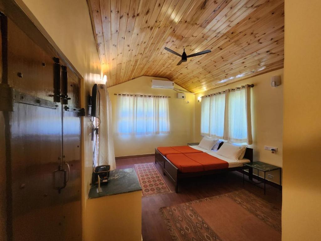 Postel nebo postele na pokoji v ubytování Tamarind Tree Masinagudi