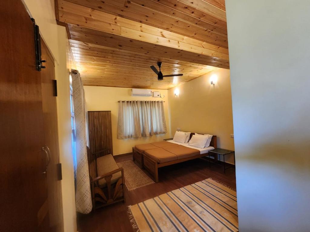 Postel nebo postele na pokoji v ubytování Tamarind Tree Masinagudi