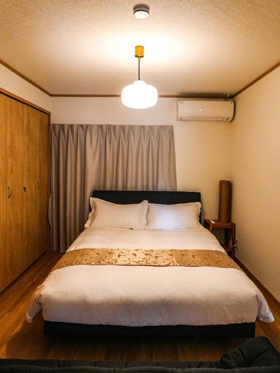 Postel nebo postele na pokoji v ubytování 楓の宿 高山市中心 新改装三卧室独栋住宅 周边多个大型超市 至星巴克步行六分钟 两个免费停车位
