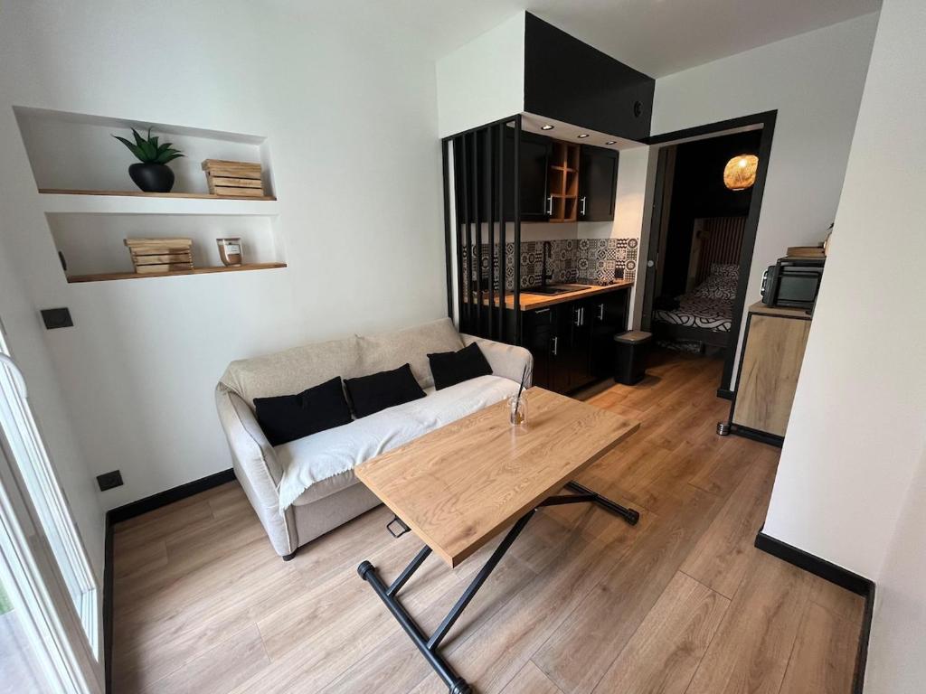 un salon avec un canapé et une table basse dans l'établissement T2 avec terrasse 4p, Cannes centre, à Cannes